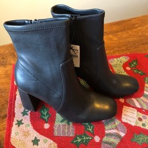 Women’s Black short boot size 8